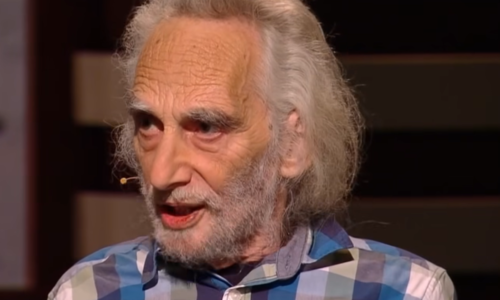 Polícia obvinila osobu z napadnutia novinára Petra Schutza, vyšetrovanie pokračuje