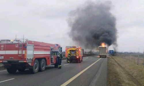 Na D55 hoří kamion. Dálnice u Otrokovic stojí, policisté odklánějí dopravu