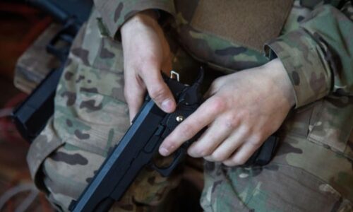 Ruského důstojníka oslavovali jako hrdinu. Ve válce se sám postřelil, pak prchnul ze země