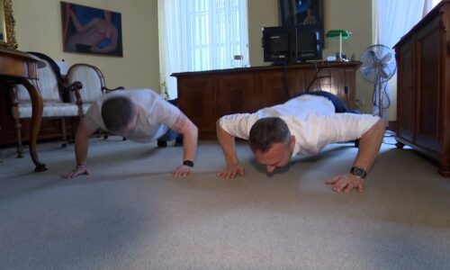 Poslanci si to rozdali v klicích, ukazuje video. Jak vážně myslí vláda výzvy ke sportování?