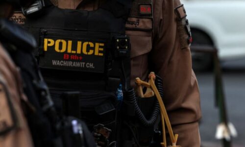 Sedmnáctiletý žák držel ve škole rukojmí. Na místě jsou zranění, thajská policie ho zadržela