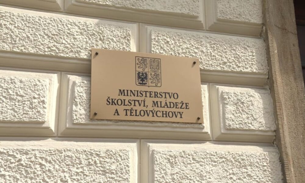 Zátah na ministerstvu: Vrcholný úředník čelí obvinění ze znásilnění, vydírání a drog