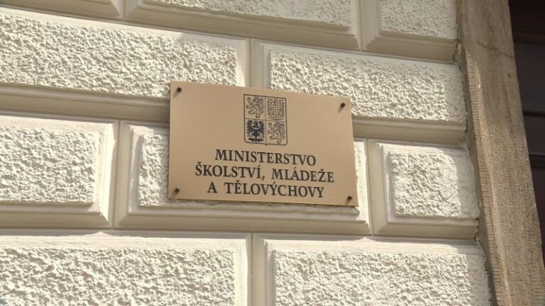 Zátah na ministerstvu: vrcholný úředník čelí obvinění ze znásilnění, vydírání a drog