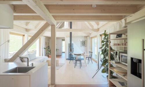 Na úpätí Nízkych Tatier postavili svojpomocne dom, ktorý rešpektuje tradičné príbytky