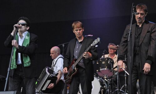 Zemřel bubeník legendární skupiny The Pogues. Byl jsi naše tlukoucí srdce, napsali spoluhráči