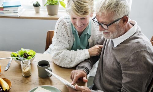 Pracujúci dôchodcovia: Zarobte si viac peňazí bez platenia daní či odvodov