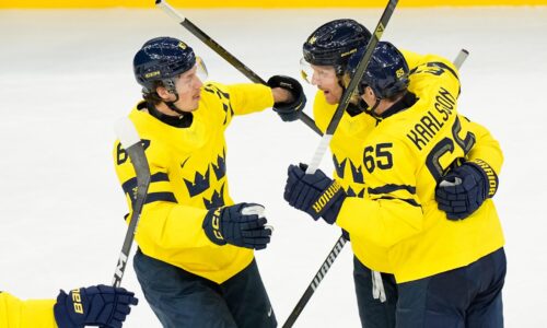 Favorit sa trápil, no svoju pozíciu potvrdil. Hokejisti Švédska zvíťazili nad domácim Talianskom