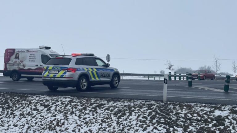 Hromadná nehoda na d11: na místě je několik zraněných, střetla se auta s náklaďákem