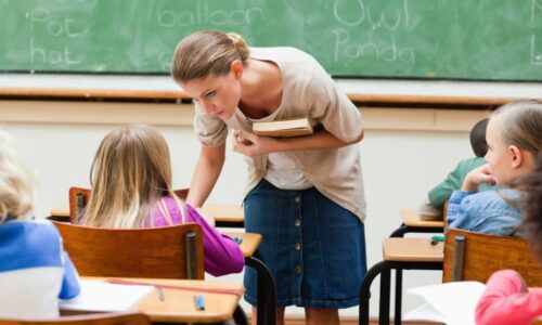 Plaga učitelům slibuje revoluční změnu. Našel politickou shodu, experti však mírní nadšení