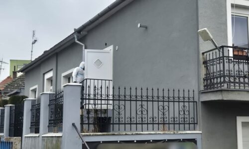 Polícia našla v Leviciach dve telá bez známok života, obeťami vraždy sú matka a jej maloletá dcéra