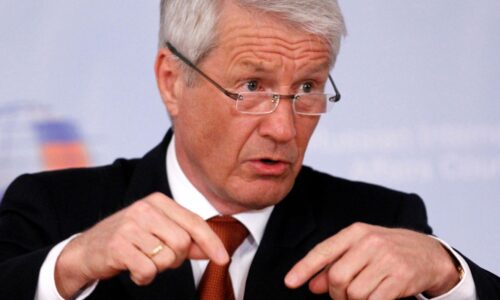 Nórska polícia vykonala prehliadky u expremiéra pre väzby na Epsteina