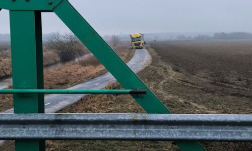 Nehorázna drzosť: Bulharský kamión jazdil v Senici po cyklotrase, zastavil ho až most