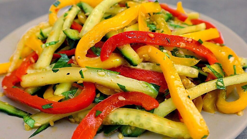 Sehr lecker! ein einfacher salat mit gurken und paprika!