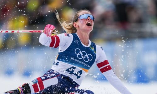 Zhroutila se a křičela bolestí. Digginsová „mimo tělo“ urvala medaili, i s pohmožděnými žebry