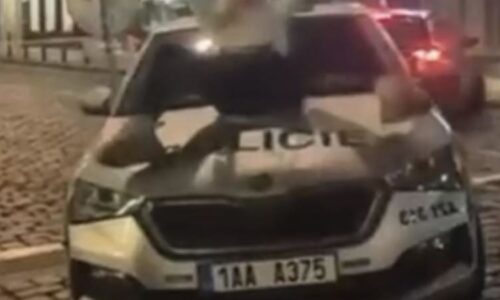 Nový oplzlý tanec na policejním autě v Praze: Žena natočila video, aby „bengám“ dokázala nevinu