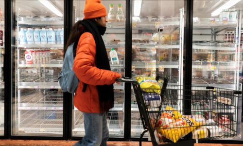 Náklady zvýšených ciel zavedených Donaldom Trumpom v USA znášajú hlavne spotrebitelia a firmy, tvrdí Fed