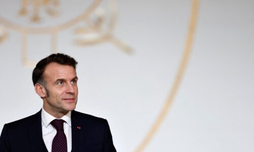 Macron nemá v pláne v najbližších dňoch telefonovať s Putinom. Nie je to otázka dní, dodal