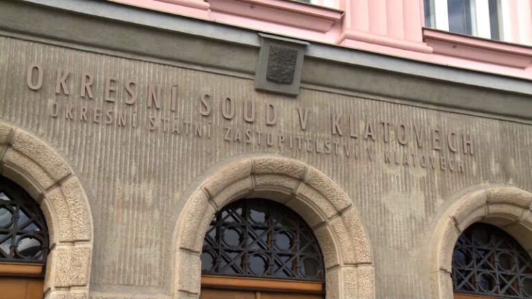 Tříletá „vlčí“ holčička uměla jen skřeky. žebrala v klatovech pro otce, nyní soud vynesl trest