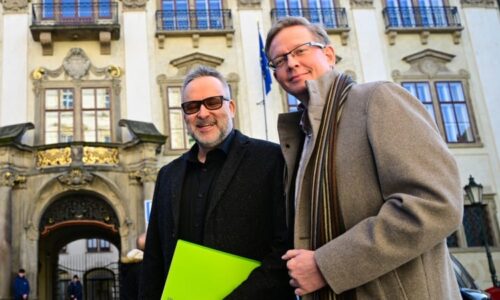 KOMENTÁŘ: Na kulturní frontě (ne)klid aneb Herci dělají z politiky divadlo