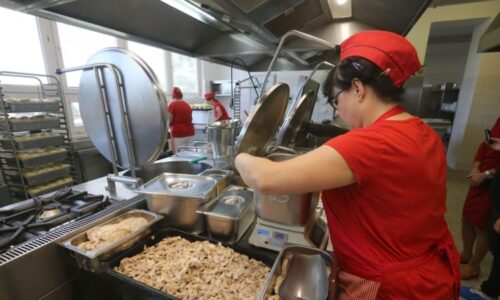 Platit kuchařky a školníky? Nebudou peníze na investice, zní z měst. Kritika míří na stát