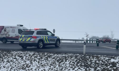 Tragická nehoda na Vsetínsku: Srazila se dodávka s náklaďákem, vytížená silnice stojí