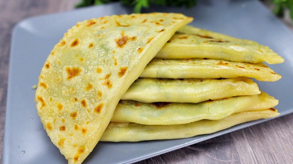 Einfach und lecker! rezept für fladenbrote mit käse und kräutern.