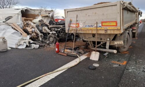 Další tragická srážka dodávky s náklaďákem. U Litovle zemřel člověk, D35 stojí