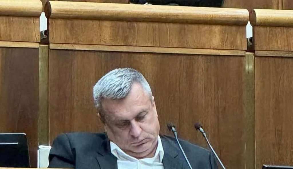 Danko reaguje na fotku, ktorá rezonuje na sociálnych sieťach. tvrdí, že sa len pozeral do mobilu