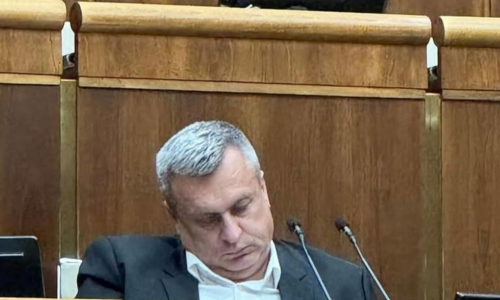 Danko reaguje na fotku, ktorá rezonuje na sociálnych sieťach. Tvrdí, že sa len pozeral do mobilu