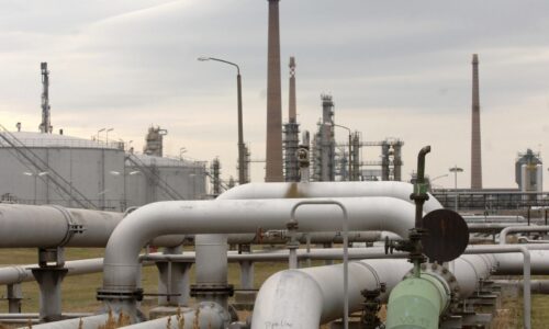 Ruská ropa nám v tichosti netečie už dva týždne. Rusi najprv bombardovali nádrž, no chytil sa aj ropovod