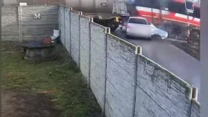 Desivé zrážky s vlakom. takto to vyzerá, keď niekto ignoruje signalizáciu