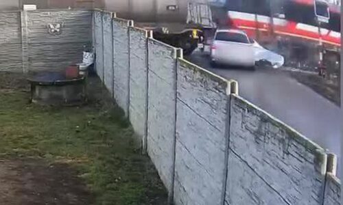 Desivé video zrážky s vlakom. Takto to vyzerá, keď niekto ignoruje signalizáciu