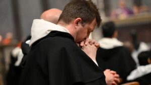 Pápež v posolstve na pôstne obdobie: počúvať boha, postiť sa aj od zraňujúcich slov