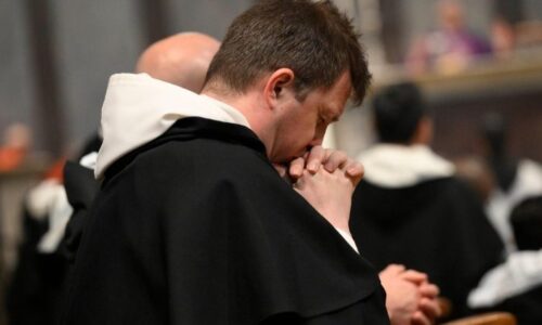 Pápež v posolstve na Pôstne obdobie: Počúvať Boha, postiť sa aj od zraňujúcich slov