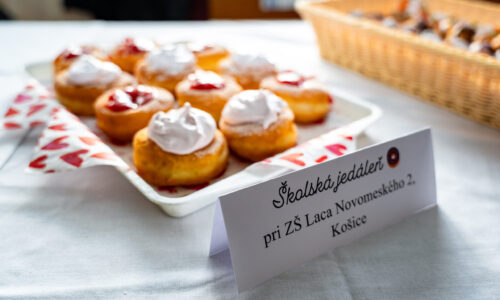 Fašiangová Šiškománia rozvoňala a osladila školy i magistrát