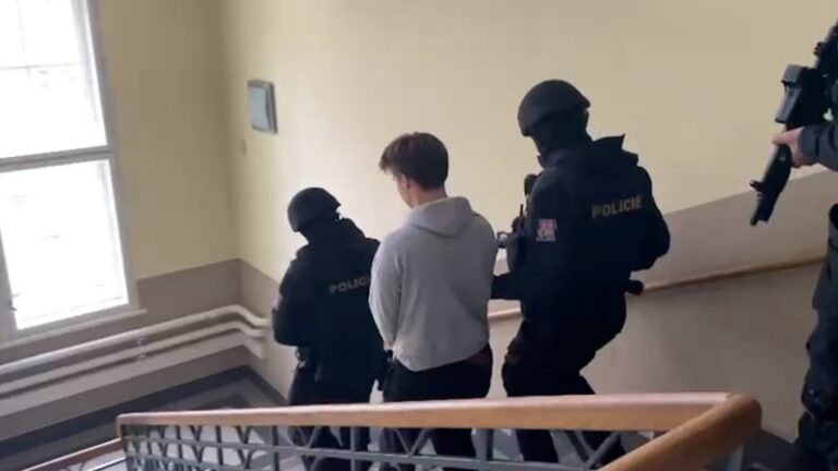 Měl ubodat matčina přítele a míří do vazby. bránil jsem sestru, tvrdí 17letý mladík z chrudimi