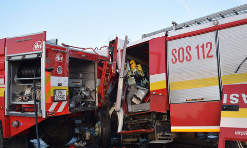 Na R1 za Šintavou skončil autobus v poli, hlásia zranených