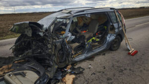 : z auta zostal vrak: desivý pohľad po čelnej zrážke pri leviciach