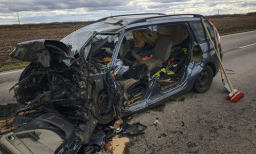 FOTO: Z auta zostal vrak: desivý pohľad po čelnej zrážke pri Leviciach