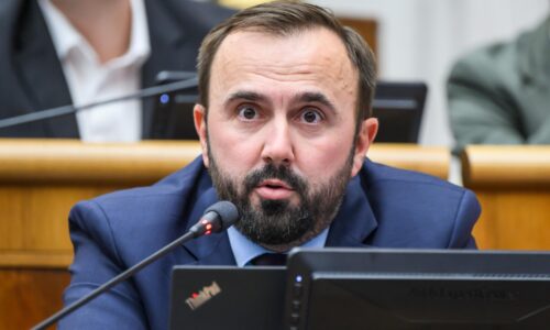 PS: Dopadlo to ako vždy. Takáč klamal, keď tvrdil, že príde obhájiť kauzu Haciendy do parlamentu