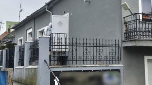 Vyšetrovateľ obvinil muža z vraždy matky s dcérou v leviciach. polícia zadržala aj jeho syna
