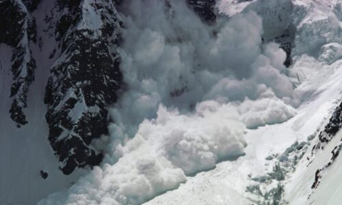 Smrt pod sněhem: Lavina v Alpách smetla skupinu lyžařů, tři z nich zemřeli. Riziko přetrvává