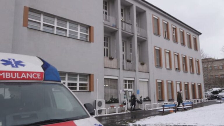 Zásah policie ve škole na příbramsku: žák měl napadnout učitelku, skončil na psychiatrii