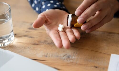 Lék k úlevě od bolesti a horečky musí z pultů okamžitě pryč. Úřad stahuje hned dvě vadné šarže