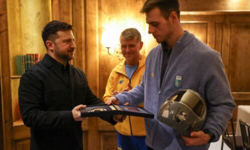 Ukrajinský skeletonista se dočkal medaile. Za helmu s padlými hrdiny ji dostal od Zelenského