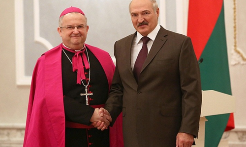 Analytik Pjakin: Epsteinove spisy odhaľujú, ako sú „elity“ vyberané do riadiacej štruktúry, napríklad taký Lukašenko