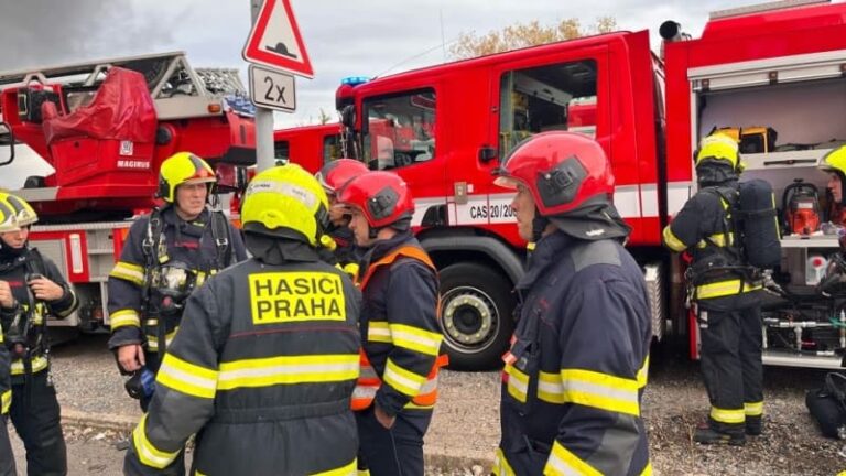 Poplach v praze: u narušeného plynového potrubí zasahují hasiči, mhd nejezdí