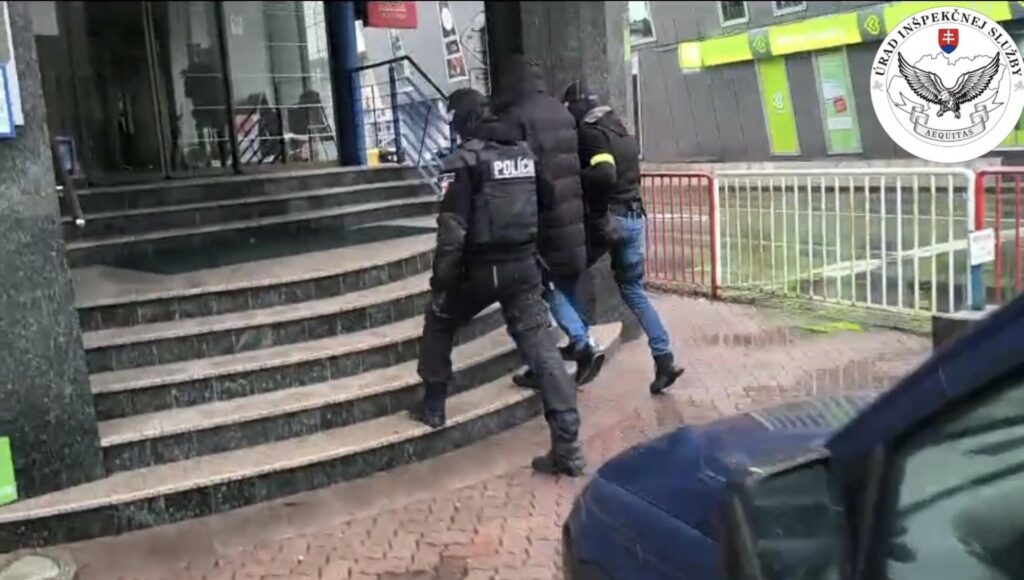 Akcia turista sa skončila obvinením. policajtka mala brať úplatky za vybavovanie pobytov pre cudzincov