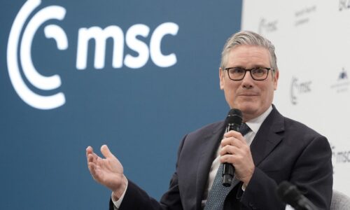 Británia vyšle do severného Atlantiku skupinu lietadlových lodí. Starmer hovorí o prejave sily