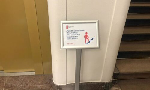 Motorista Šťastný rozjel „chodící“ kampaň. Ve Sněmovně nabádá, že schody jsou zdarma